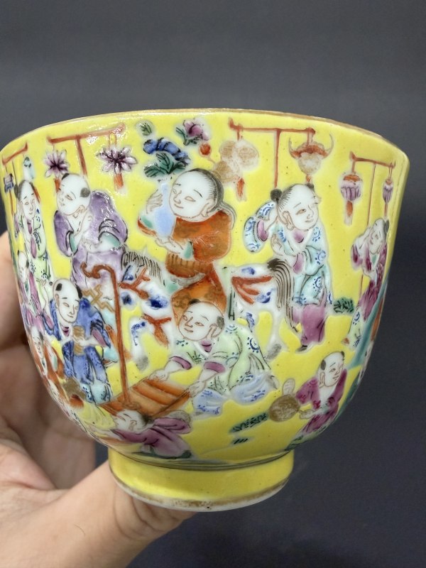 清同治-光绪 黄地粉彩婴戏图杯 - 图9
