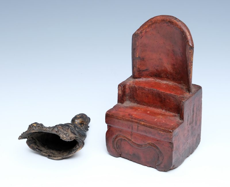 A small bronze figure of Wenchang, seated on a wooden chair - 图7