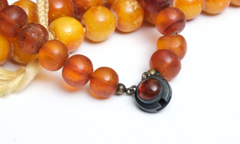 Five amber bead necklaces - 图7