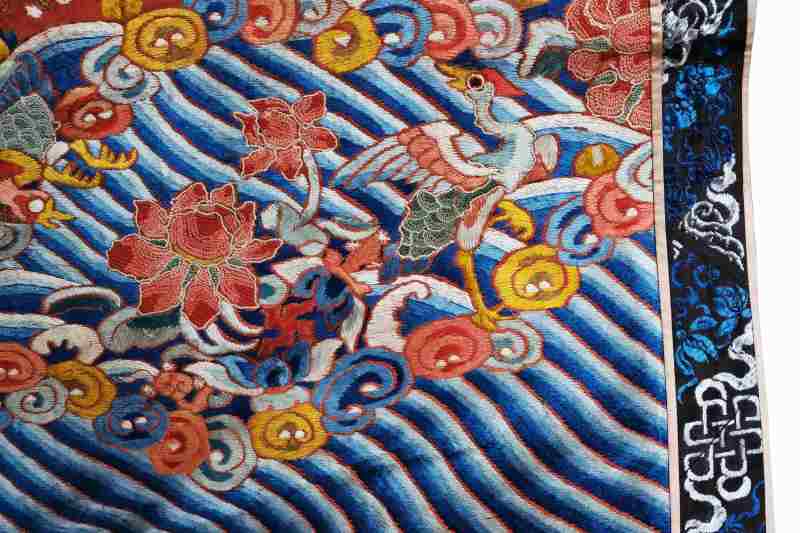 A silk red-ground embroidered dragon robe panel - 图8