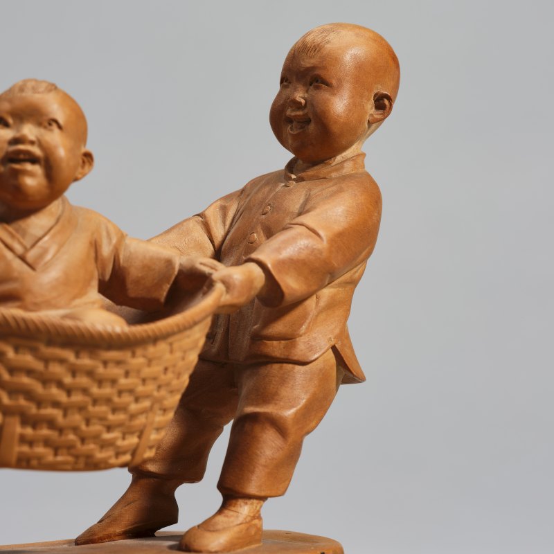20世纪60年代 黄杨木雕人物提篮雕件一组 - 图10