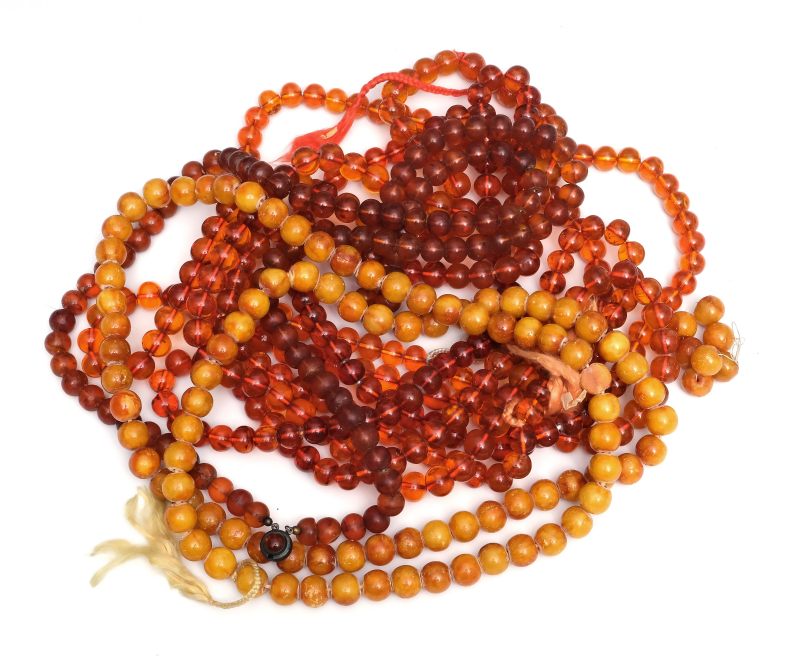 Five amber bead necklaces - 图6