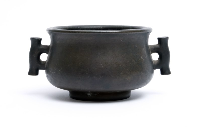 A bronze censer with ‘halberd-blade’ handles