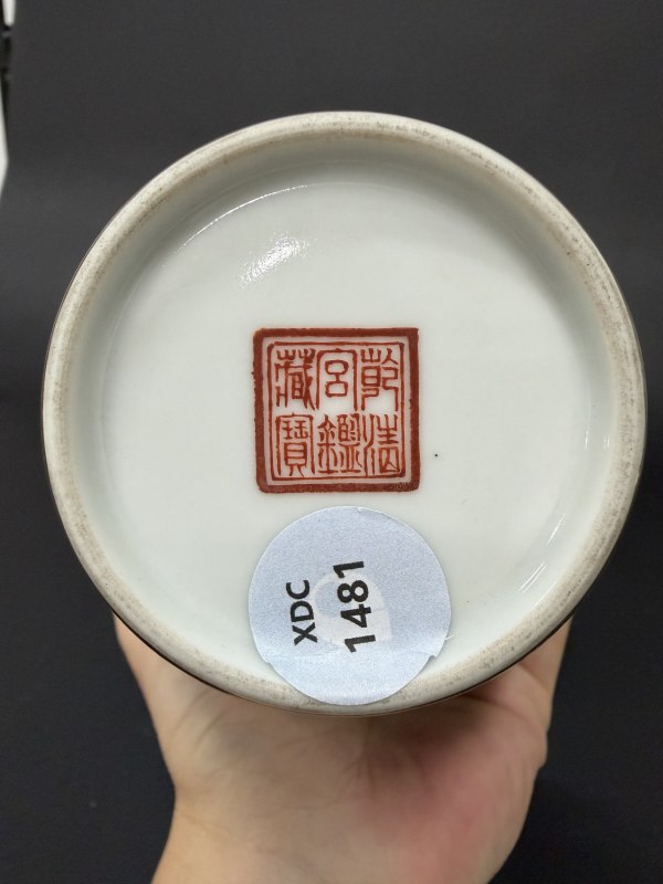 民国 粉彩通景山水人物图梅瓶 - 图25