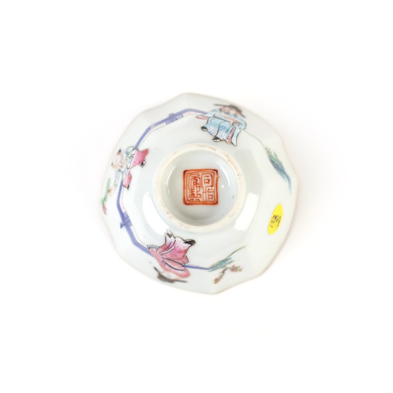 清同治 粉彩人物纹四方折角杯 - 图3