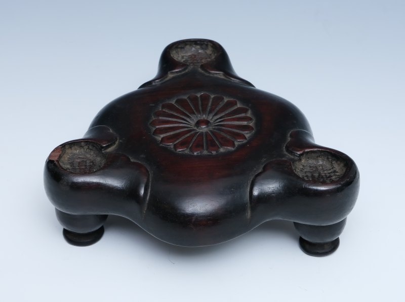 A gilt bronze loop-handled tripod censer - 图13