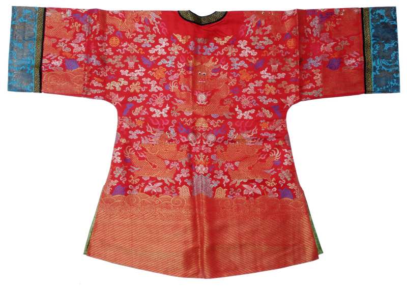 A red-ground silk brocade dragon robe, Mangao - 图5
