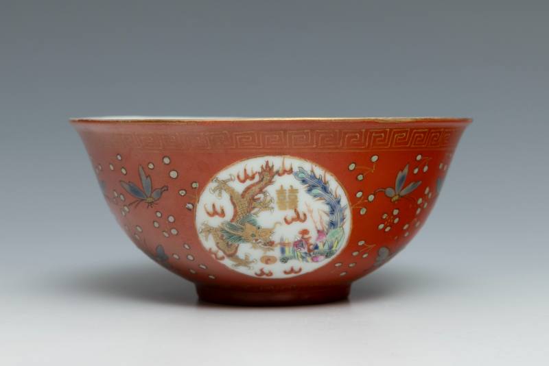 A coral-ground famille rose and gilt decorated 'dragon medallion' bowl - 图2