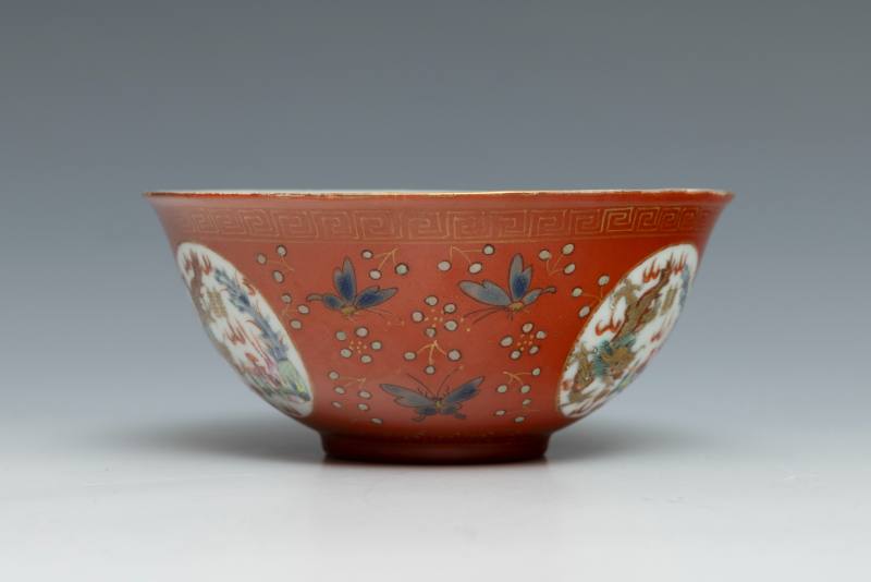 A coral-ground famille rose and gilt decorated 'dragon medallion' bowl - 图3