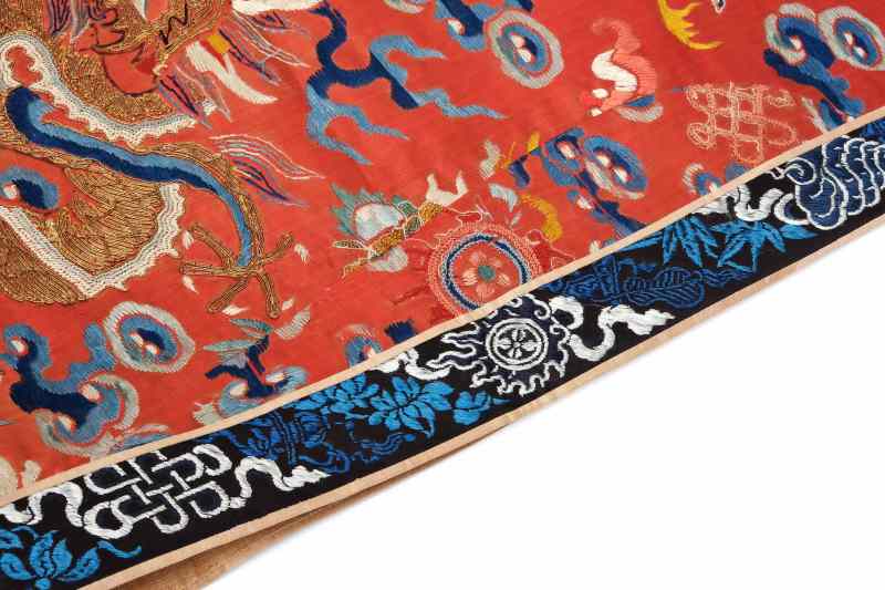 A silk red-ground embroidered dragon robe panel - 图11