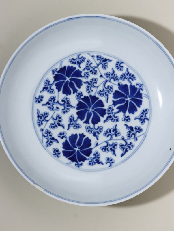 清同治 青花缠枝花卉纹盘 - 图3
