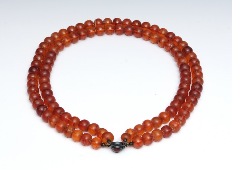 Five amber bead necklaces - 图8