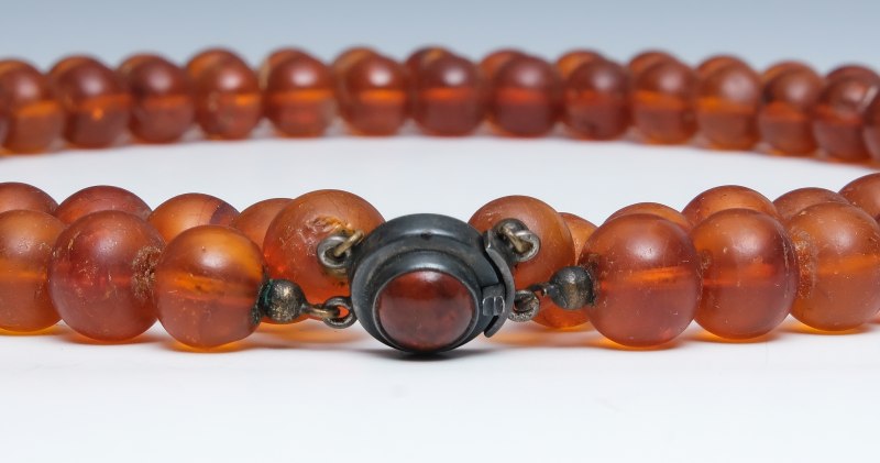 Five amber bead necklaces - 图9