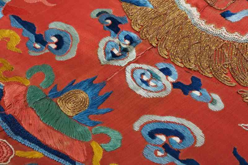 A silk red-ground embroidered dragon robe panel - 图12