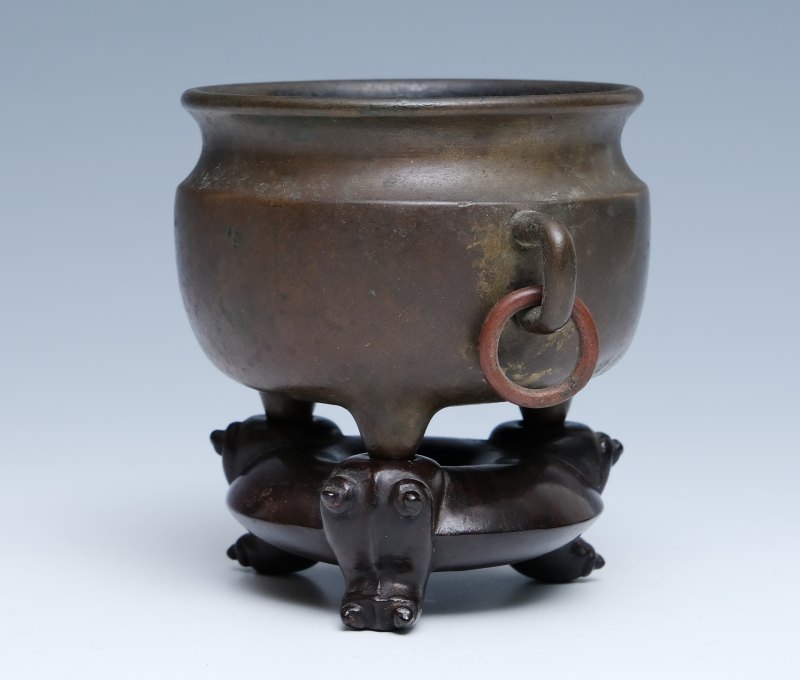 A small bronze tripod censer with ring handles - 图4