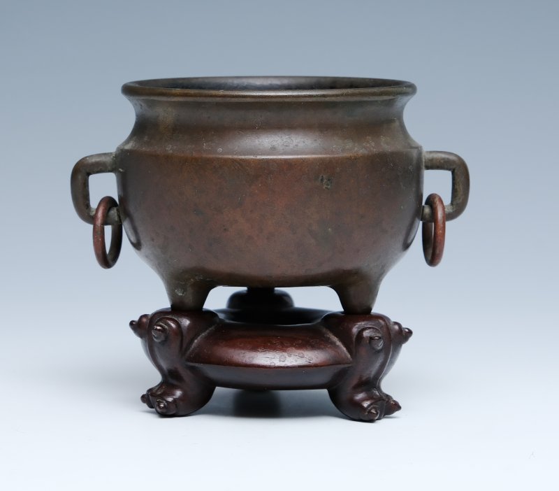 A small bronze tripod censer with ring handles - 图3