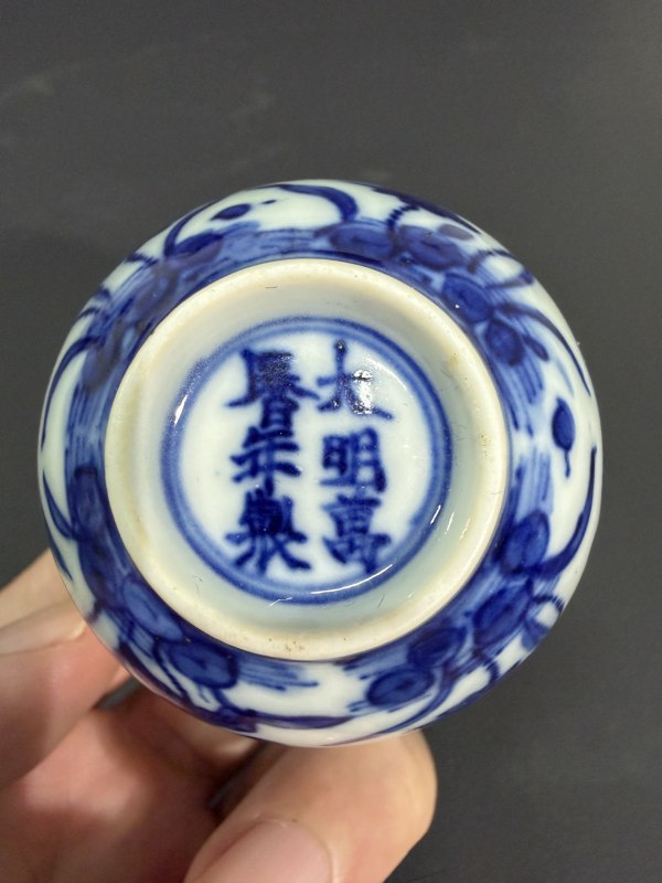 明嘉靖 青花鱼藻纹小杯 - 图9