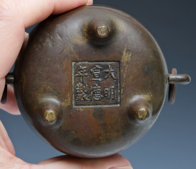 A small bronze tripod censer with ring handles - 图6