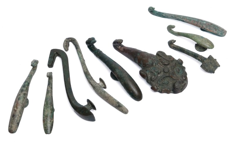 A group of nine bronze belt hooks - 图1