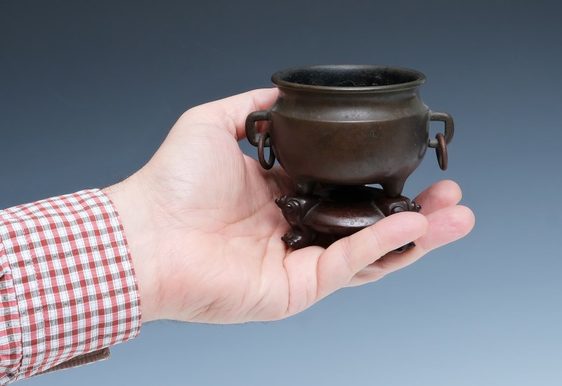 A small bronze tripod censer with ring handles - 图9
