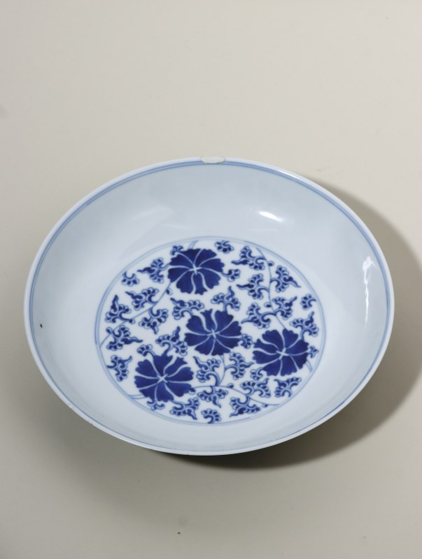 清同治 青花缠枝花卉纹盘 - 图4