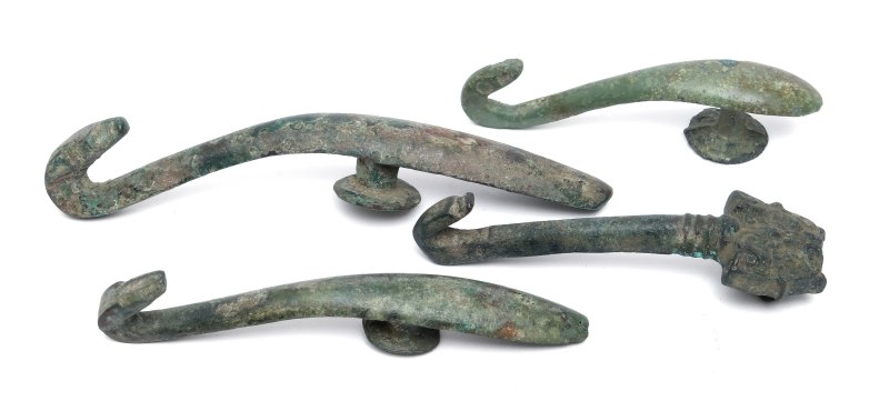 A group of nine bronze belt hooks - 图2