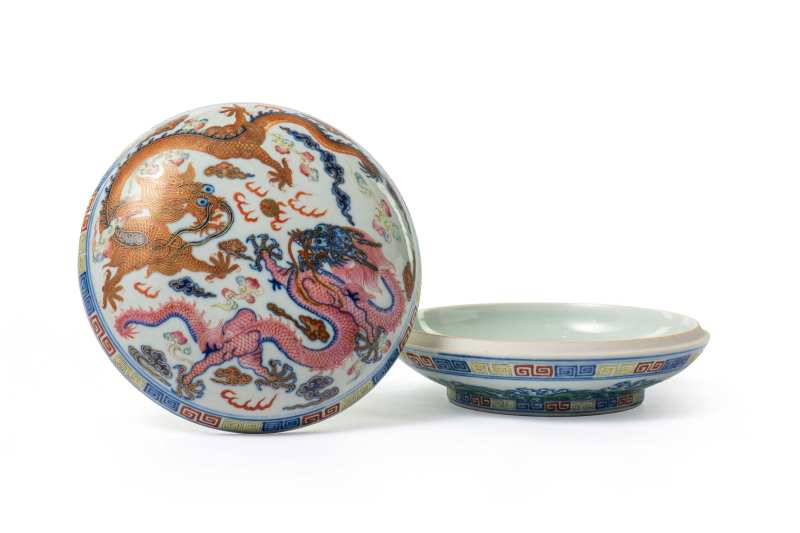 A famille rose and underglaze blue 'dragon' circular box and cover, Qianlong mark but of later period - 图1