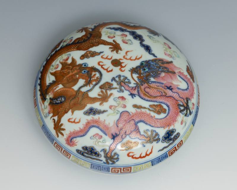 A famille rose and underglaze blue 'dragon' circular box and cover, Qianlong mark but of later period - 图2