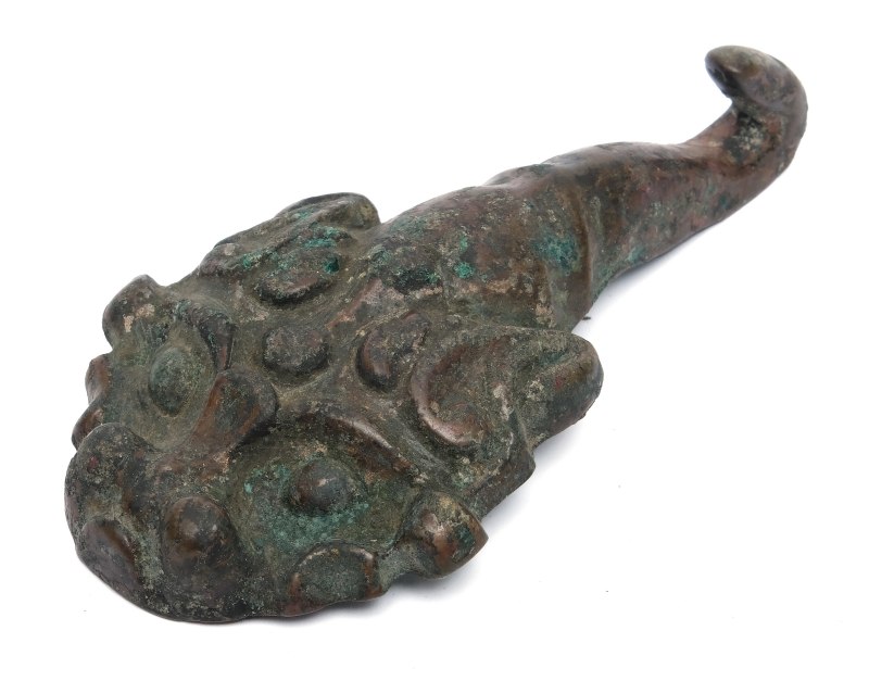 A group of nine bronze belt hooks - 图5