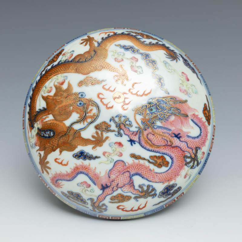 A famille rose and underglaze blue 'dragon' circular box and cover, Qianlong mark but of later period - 图4