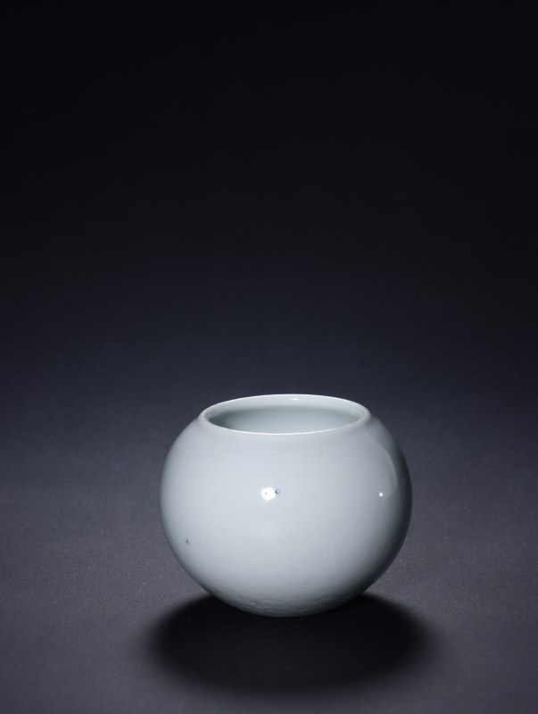 清 白釉暗刻海水云龙纹水盂 - 图2