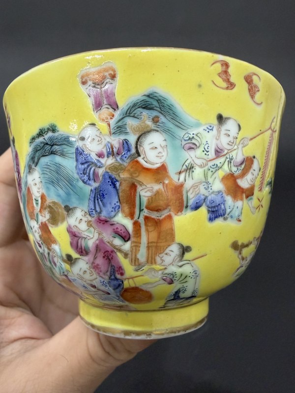 清同治-光绪 黄地粉彩婴戏图杯 - 图12