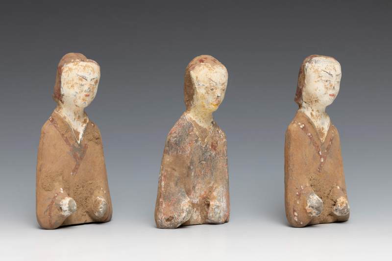 Three painted pottery tomb figures of court ladies - 图2
