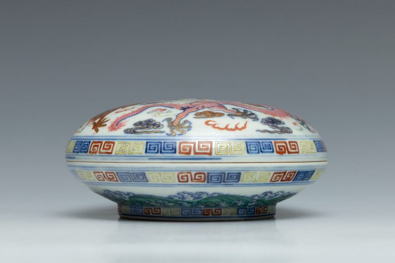 A famille rose and underglaze blue 'dragon' circular box and cover, Qianlong mark but of later period - 图3