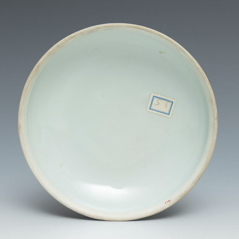 A famille rose and underglaze blue 'dragon' circular box and cover, Qianlong mark but of later period - 图5