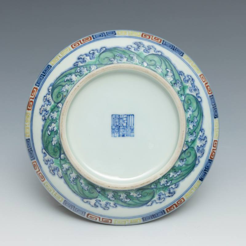 A famille rose and underglaze blue 'dragon' circular box and cover, Qianlong mark but of later period - 图7