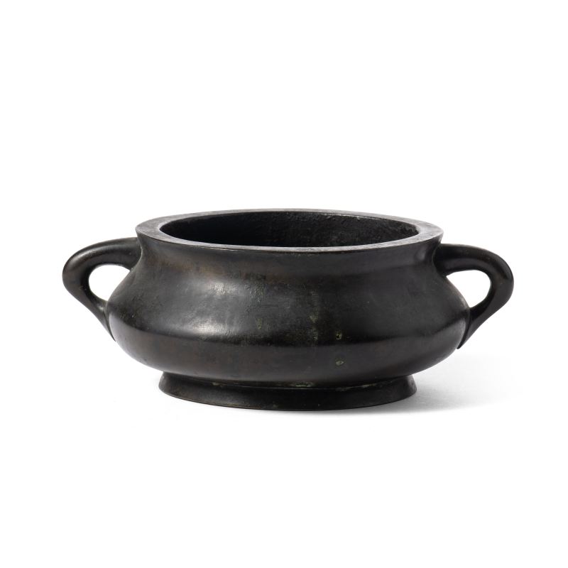 A bronze censer with dragon mark