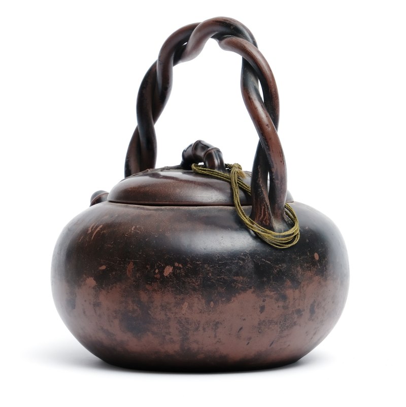 An Yixing zisha clay teapot with bamboo spout and twisted vine handle - 图2
