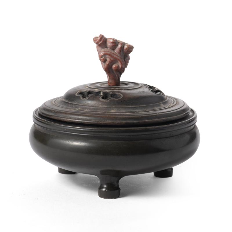 A bronze tripod censer with wooden cover - 图1