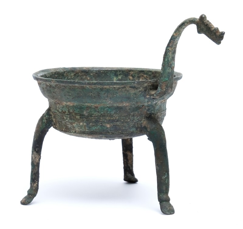 An inscribed bronze tripod heating vessel, Jiadou - 图4