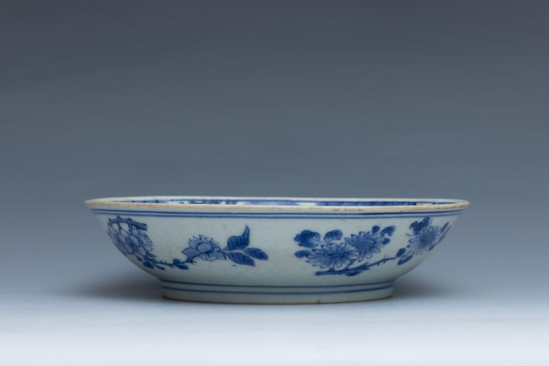 A blue and white 'floral' dish - 图5