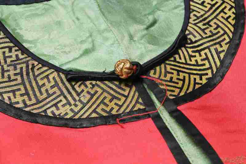 A red-ground silk brocade dragon robe, Mangao - 图7