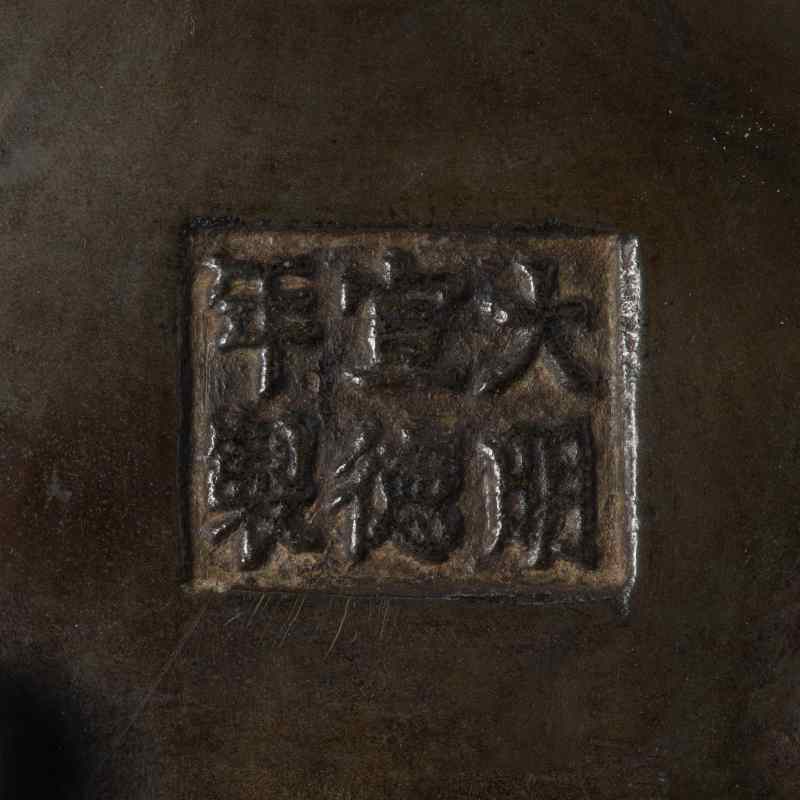 A bronze tripod censer with wooden cover - 图2