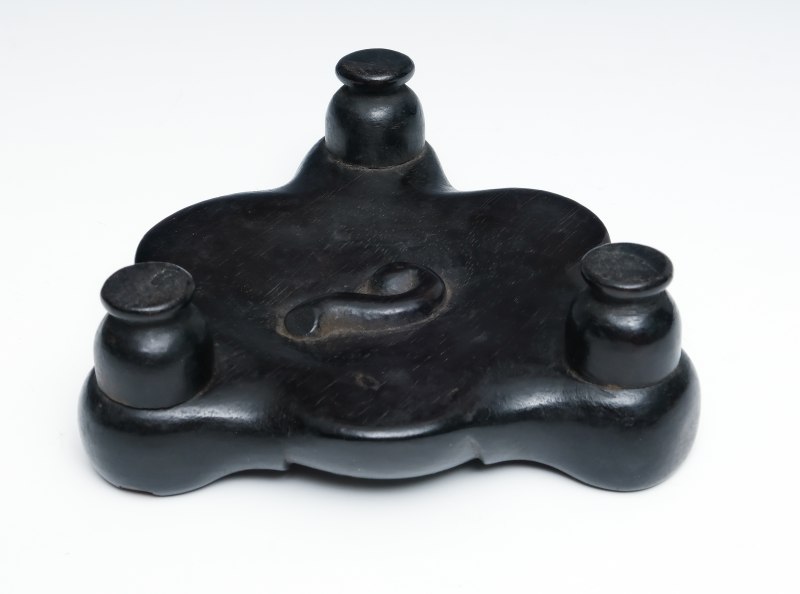 A gilt bronze loop-handled tripod censer - 图14