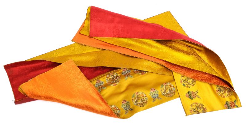 A collection of eight various silk textiles - 图8