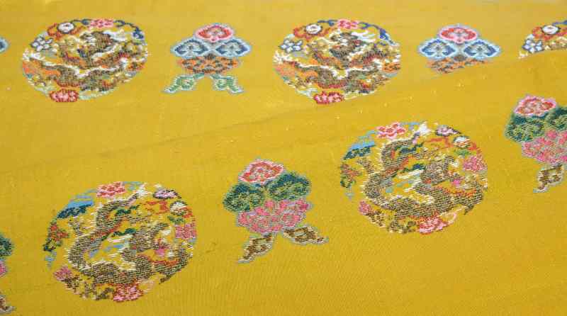 A collection of eight various silk textiles - 图9