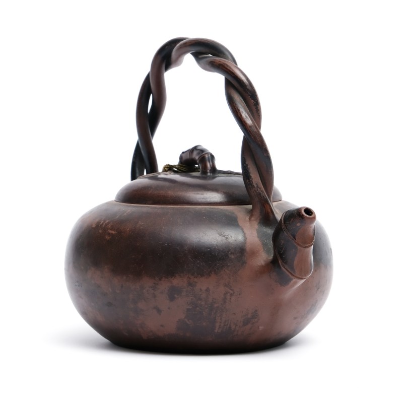 An Yixing zisha clay teapot with bamboo spout and twisted vine handle - 图4