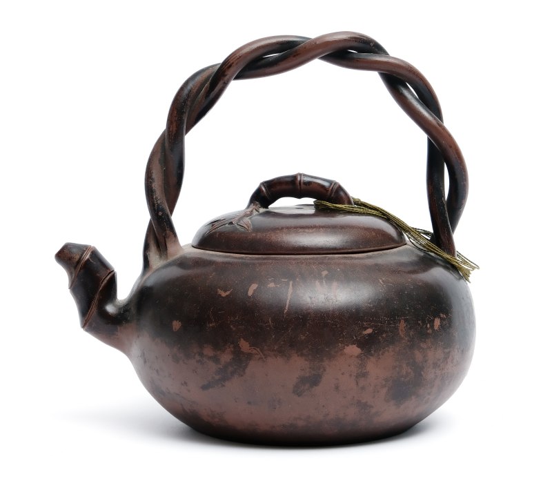 An Yixing zisha clay teapot with bamboo spout and twisted vine handle - 图3