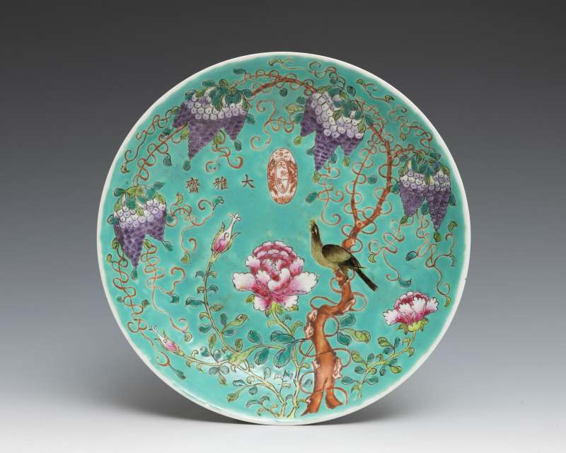 A pair of turquoise-ground Dayazhai famille-rose 'wisteria and bird' dishes - 图3