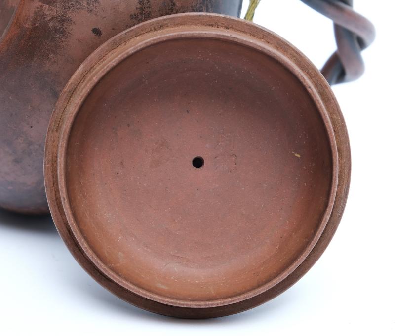 An Yixing zisha clay teapot with bamboo spout and twisted vine handle - 图5